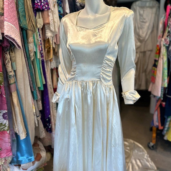 Antique 1930s Wedding Gown - Picture 3 of 17